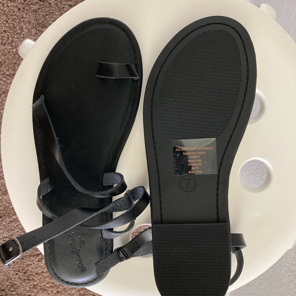 Ankle Strappy Toe Loop Sandals - Picture 2 of 3